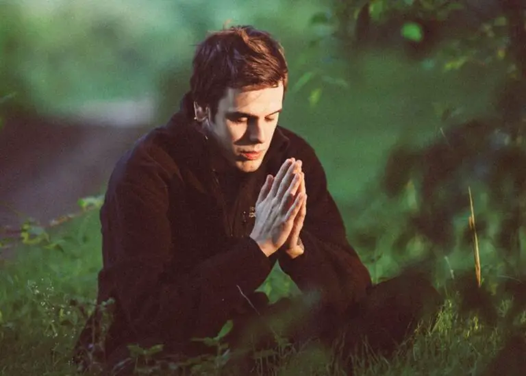 Hombre orando, pidiendo fé, orando por salud. bosquejo cristiano